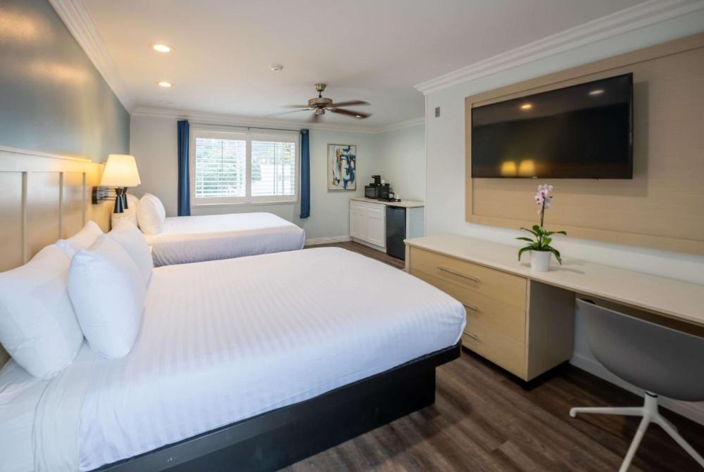 Queen Room with Two Queen Beds - Non-Smoking interior