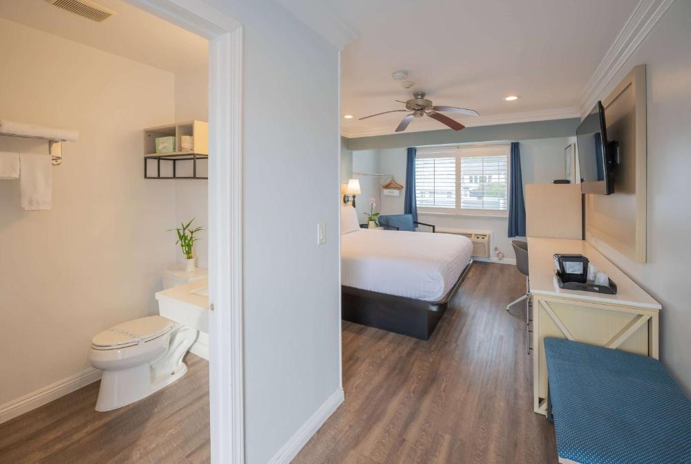 1 King Bed, Sofa Bed, Standard Room, Non-Smoking interior